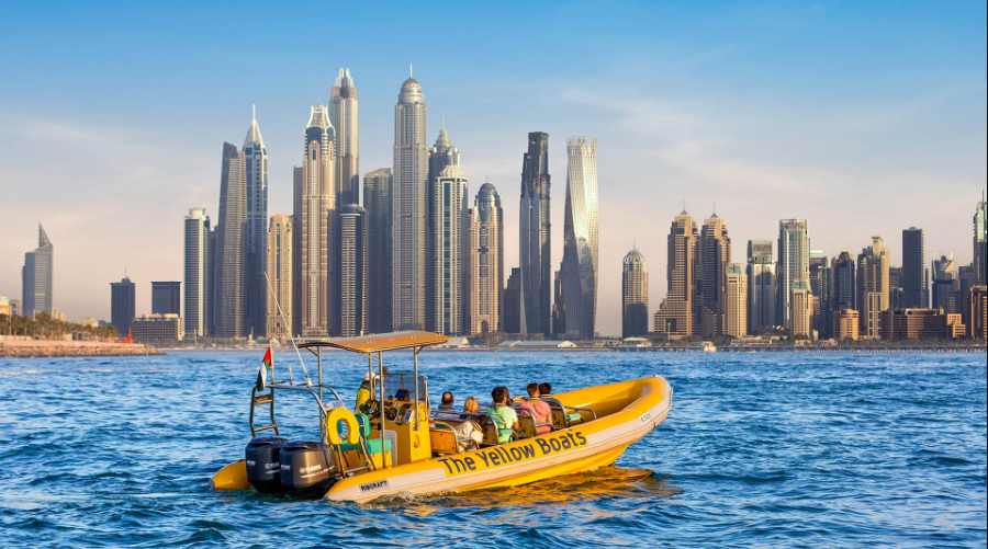 القوارب السريعة في جميرا بيتش