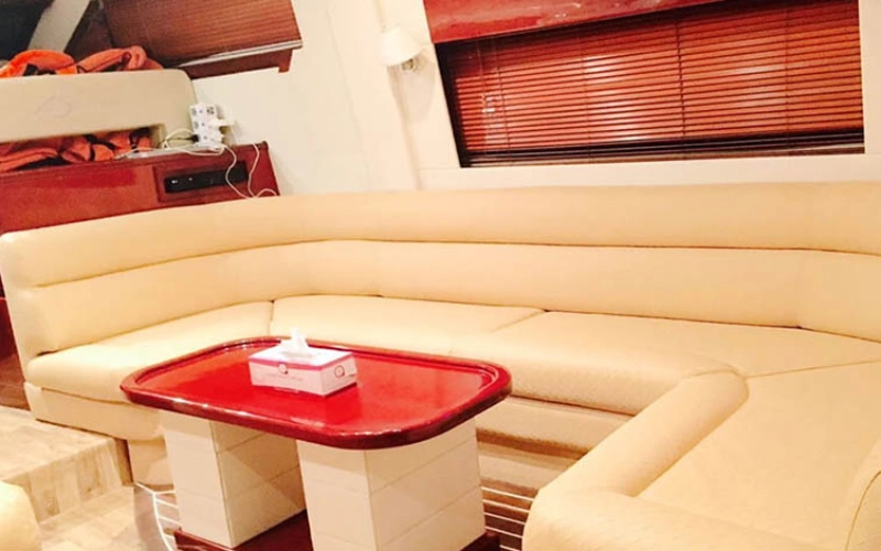 الصالون الرئيسي لليخت ريفا 50 بتصميم مفتوح وأرائك مصممة ونوافذ ممتدة على كامل طول الجسم وديكور إيطالي عصري