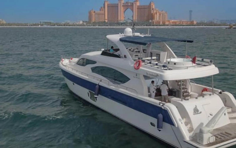 الطابق العلوي مع إطلالات بانورامية على البحر - تأجير يخت مالا في دبي