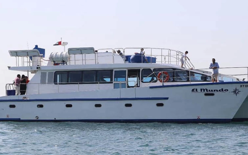 سطح مفتوح مع إطلالة على البحر على متن يخت El Mundo – تأجير يخت Mala Yachts في دبي
