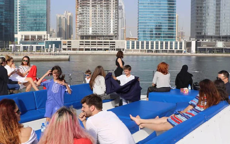 أماكن جلوس واسعة في الطابق العلوي على متن يخت إل موندو - تأجير يخت في دبي من مالا لليخوت