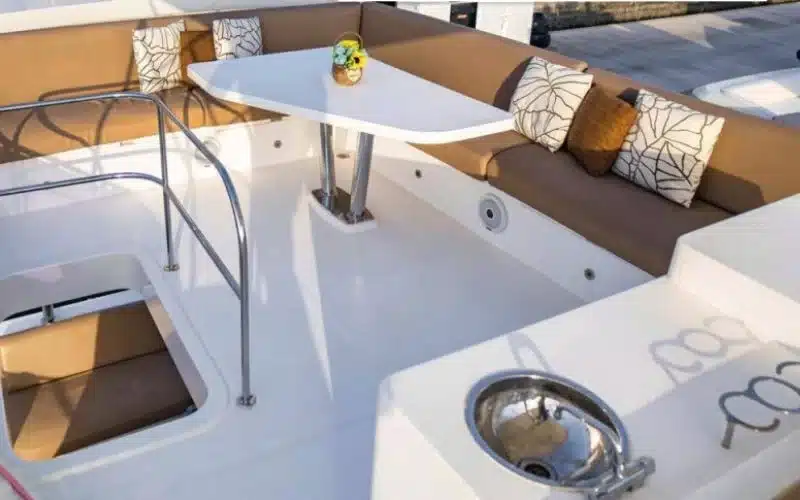 "إعداد أريكة مريحة على متن يخت Majesty 48 - لمسة فاخرة لتأجير اليخوت في دبي مع Mala Yachts."