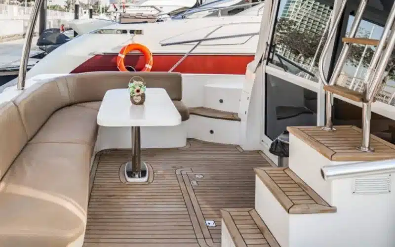 "منطقة جلوس أنيقة على متن يخت Majesty 48 - استرخ واستمتع بتأجير يخت فاخر في دبي بواسطة Mala Yachts."