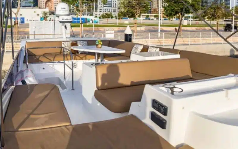 "السطح الخارجي لليخت Majesty 48 من شركة Mala Yachts - مثالي للحظات تأجير اليخوت في الهواء الطلق في دبي."