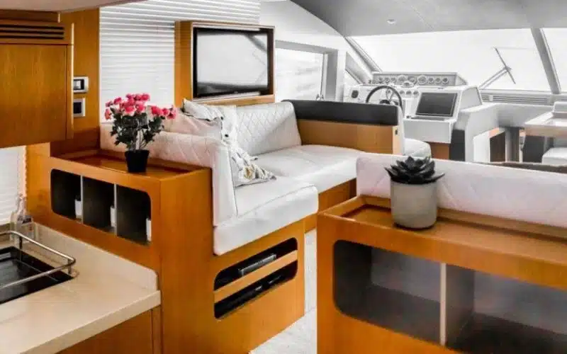 "صالة داخلية عصرية لليخت Majesty 48 من Mala Yachts - مثالية لتأجير اليخوت الفاخرة في دبي."