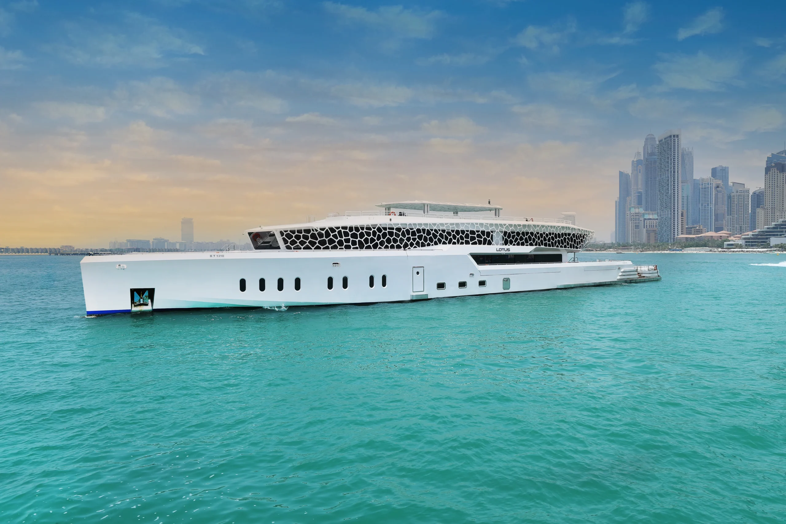 "صورة جانبية ليخت Lotus Mega Yacht - تجربة تأجير اليخوت المميزة في دبي من Mala Yachts."