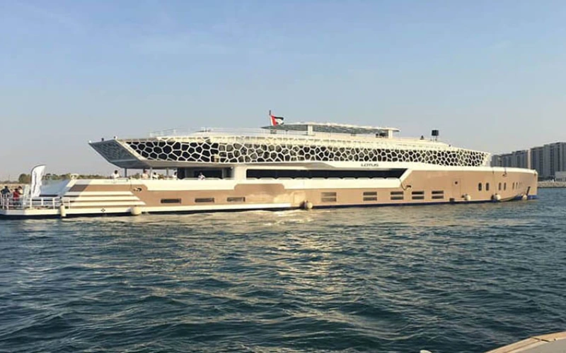 منظر مسائي لليخت Lotus Mega Yacht الخارجي – تأجير يخت فاخر في دبي مع Mala Yachts.