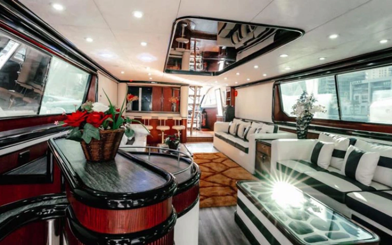 صالون فاخر داخل يخت Ocean Pearl مع أرائك فخمة - استمتع براحة فائقة مع خدمة تأجير اليخوت من Mala Yachts في دبي