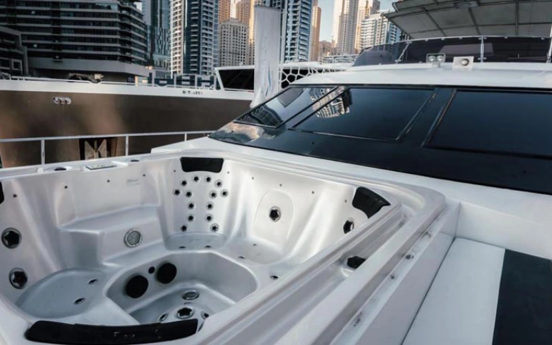 سطح علوي واسع على متن يخت Ocean Pearl مثالي للحفلات والتجمعات - مناسبات فاخرة مع تأجير يخت Mala Yachts في دبي