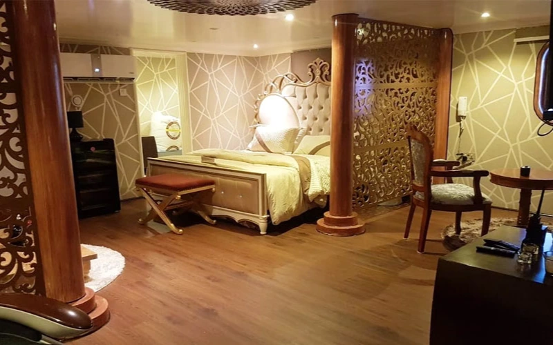 غرفة نوم رئيسية على يخت بطول 141 قدمًا مع سرير كبير وإطلالات بانورامية على البحر - مقدمة من شركة مالا ياتس لتأجير اليخوت في دبي