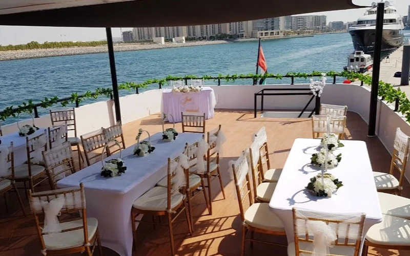 منطقة جلوس واسعة على متن اليخت بطول 141 قدمًا مع أرائك فاخرة وإضاءة محيطة - استمتع بالراحة مع خدمة تأجير اليخوت من مالا ياتس في دبي