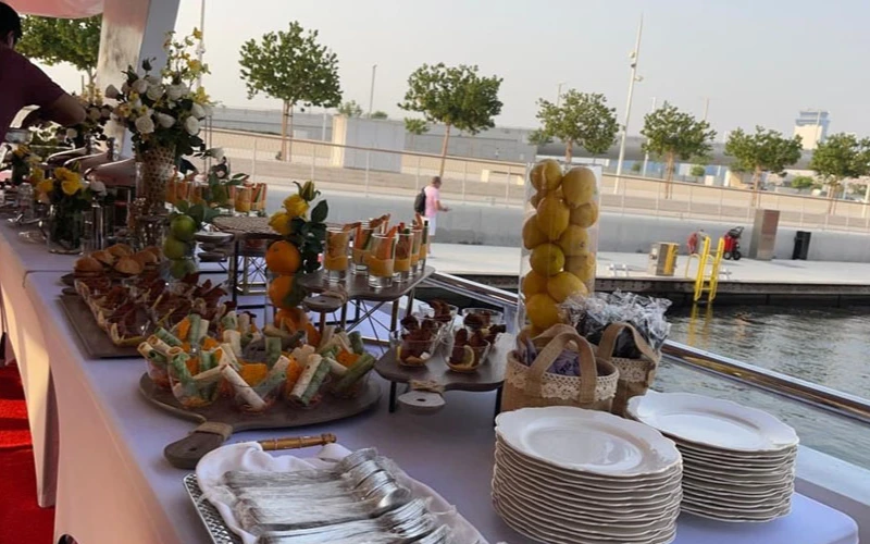 غرفة طعام أنيقة داخل يخت بطول 141 قدمًا مُجهزة لتناول طعام فاخر في البحر - جزء من خدمة تأجير اليخوت الفاخرة من مالا ياتس في دبي