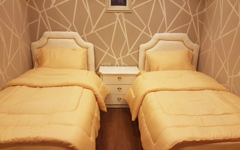 غرفة نوم توأم مريحة على متن يخت بطول 141 قدمًا بتصميم عصري وإطلالات على البحر - استمتع بليالي هادئة مع خدمة تأجير اليخوت من مالا ياتس في دبي