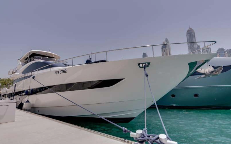 الطابق العلوي من يخت بطول 78 قدمًا مع خلفية خلابة لأفق دبي - احجز الآن مع مالا ياتس لتأجير اليخوت في دبي