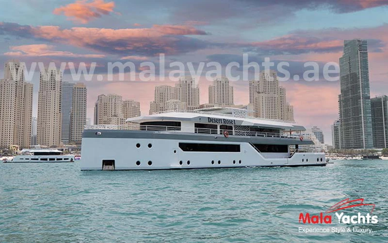 منظر خارجي رائع ليخت Desert Rose المبحر على طول ساحل دبي - احجز الآن مع شركة Mala Yachts لتأجير اليخوت في دبي