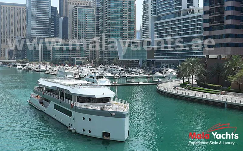 يخت ديزرت روز يبحر بالقرب من مرسى دبي – تأجير يخوت في دبي من ملا يختس