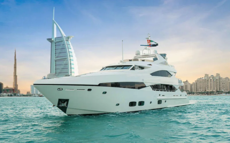 منظر جانبي لليخت Lucien 131 وهو يبحر على طول ساحل دبي - مقدم من Mala Yachts، الشركة الرائدة في تأجير اليخوت في دبي