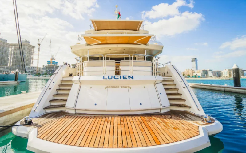 درج داخلي أنيق على متن يخت Lucien 131 يربط بين عدة طوابق - يتميز بتأجير اليخوت الفاخرة من Mala Yachts في دبي