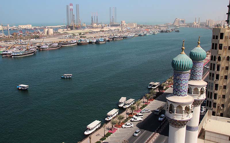 المشي في الشارقة