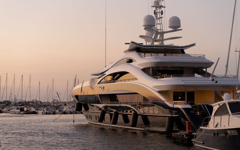 What makes a boat a yacht
