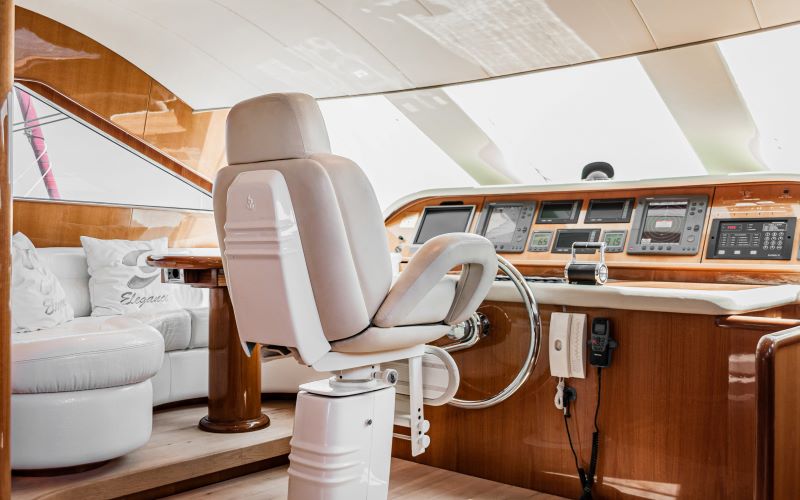 What makes a boat a yacht