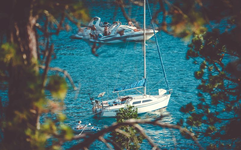 What makes a boat a yacht