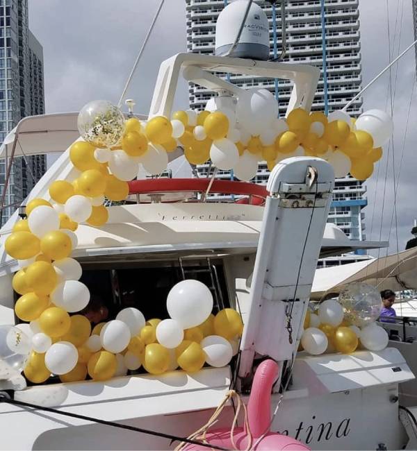 baloon decoration on yacht