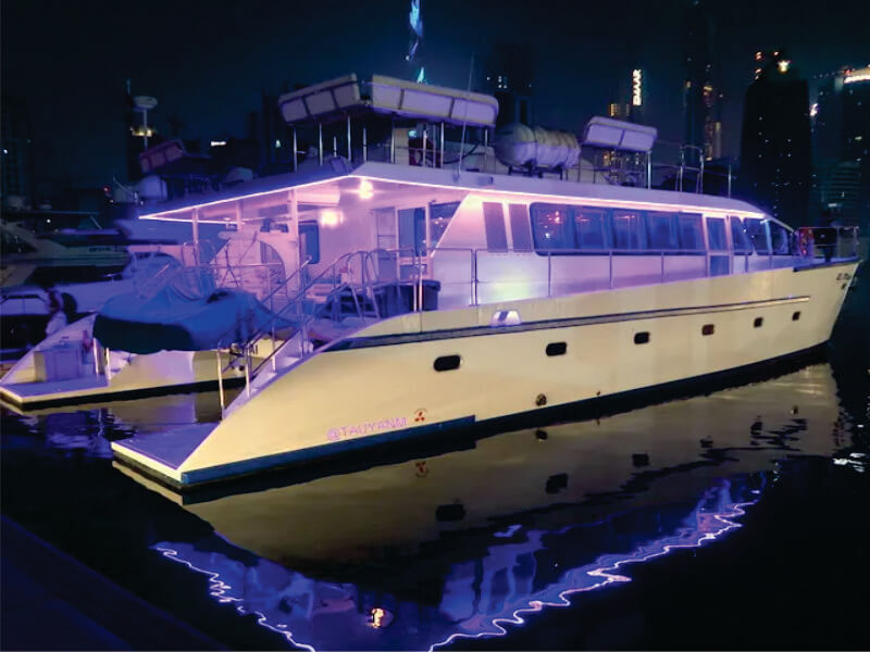 canal yacht