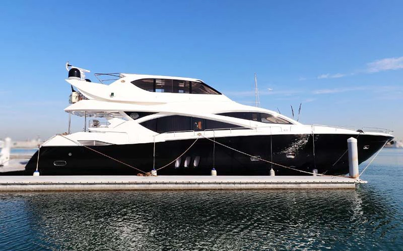 الجانب الخلفي من يخت SunSeeker يعرض مساحة السطح المفتوحة ومنصة السباحة الأنيقة
