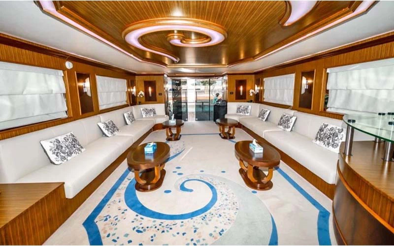 منطقة تناول الطعام على متن يخت بلاك بيري تتميز بتصميم أنيق مع لمسات خشبية