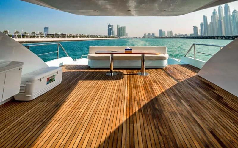 منظر خلفي لليخت بلاك بيري الذي يتميز بمنصة سباحة وعناصر تصميم حديثة