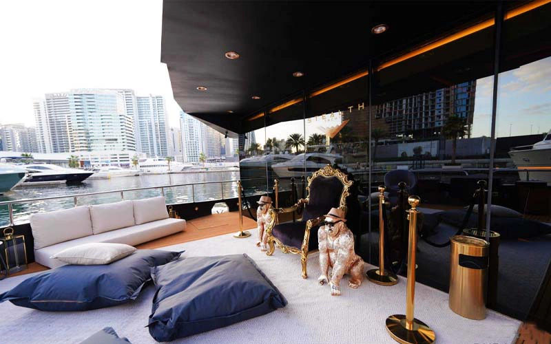 صالة حديثة داخل Stealth Yacht مع مقاعد جلدية سوداء وإضاءة LED مميزة