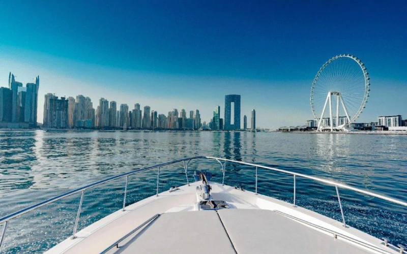 سطح خارجي واسع لليخت Ocean Seeker 2 يتميز بمقاعد مبطنة وأرضيات من خشب الساج وإطلالات مفتوحة على البحر - مثالي لحمامات الشمس أو تناول الطعام في الهواء الطلق