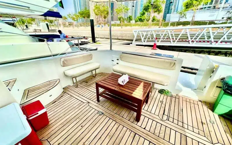 الصالة الرئيسية في Sun Rise Yacht مع ضوء طبيعي ناعم يتدفق عبر النوافذ الكبيرة ومقاعد فخمة مضيئة وديكور عصري