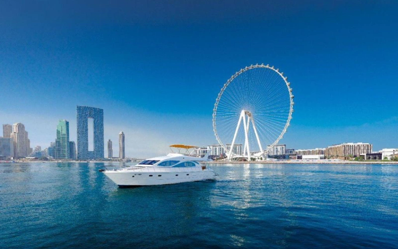 يخت Ocean Seeker II يبحر في البحر بخطوط هيكل أنيقة وحديثة، وسطح جسر طيران واسع، وسماء صافية أعلاه