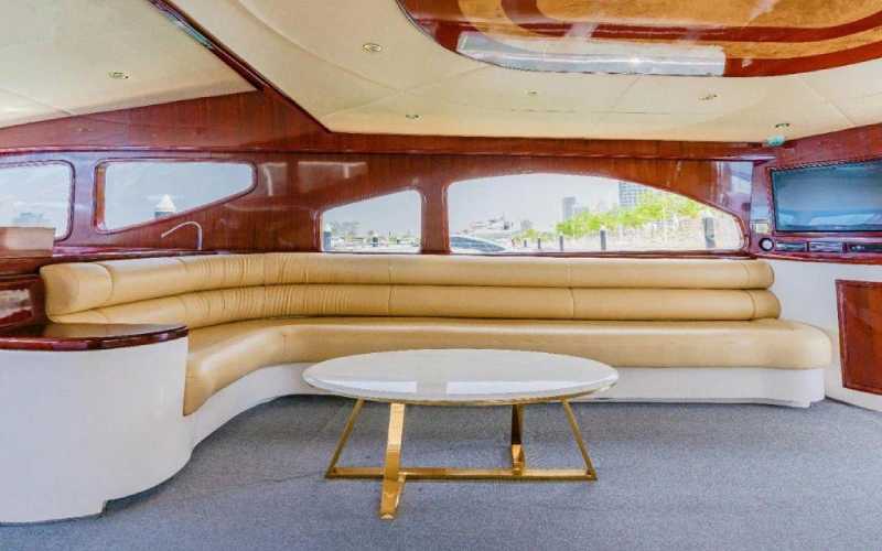 منطقة صالة Ocean Seeker 2 Yacht مع أرائك عصرية وإضاءة ناعمة ونوافذ بانورامية تخلق جوًا مريحًا وأنيقًا