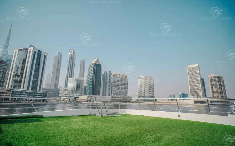 صالة أنيقة مزودة بنظام ترفيهي داخل يخت الأحلام بطول 100 قدم