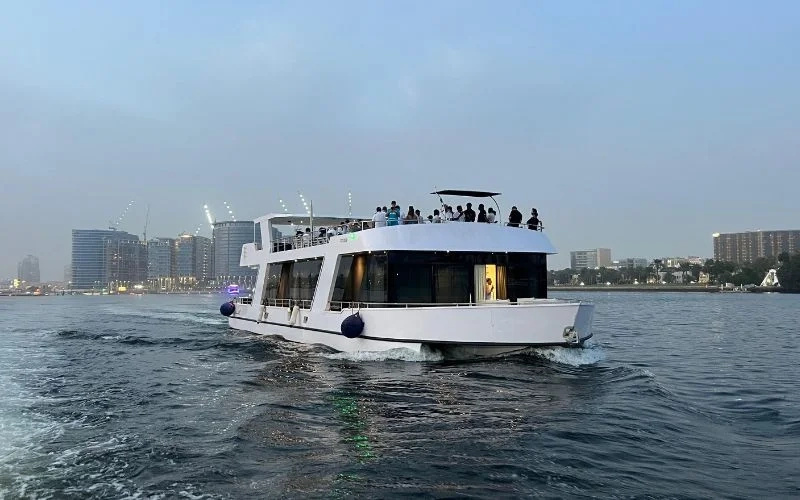 منطقة تناول الطعام في الطابق الخلفي مع إطلالات مفتوحة على المحيط على متن يخت بيلا فيتا بطول 100 قدم