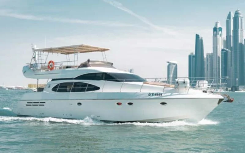 إبحار يخت ”إيتوشا“ في مياه دبي الفيروزية - تُقدّم شركة مالا لليخوت خدمة تأجير يخوت حصرية في دبي لمغامرات بحرية فاخرة.