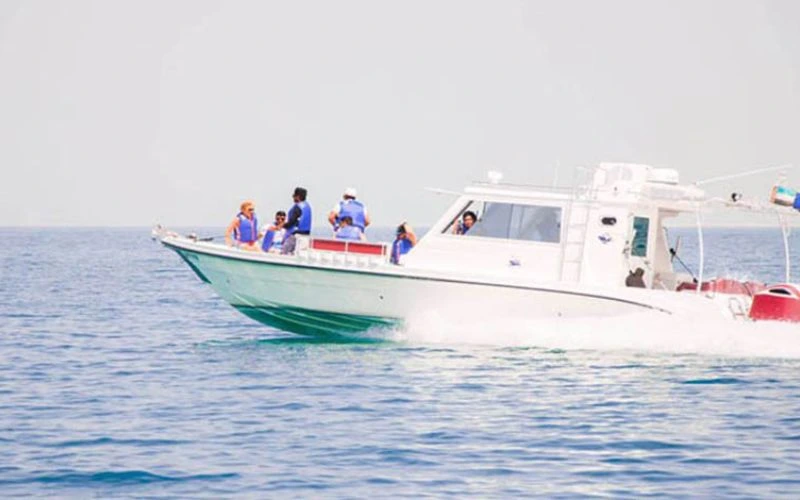 منظر أمامي لقارب سريع طوله 33 قدماً يخترق الأمواج - تأجير يخوت مالا يخوت في دبي