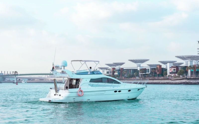 يخت دبي الذي يبلغ طوله 36 قدماً من Malayachts.ae يبحر في مياه دبي، وفي الخلفية عين دبي.