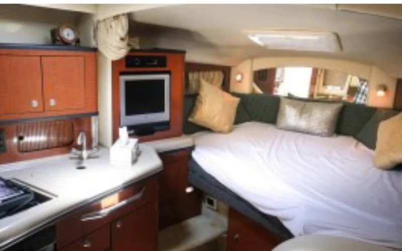 منطقة جلوس مريحة على يخت 38 قدم - تأجير يخوت مالا يخوت في دبي