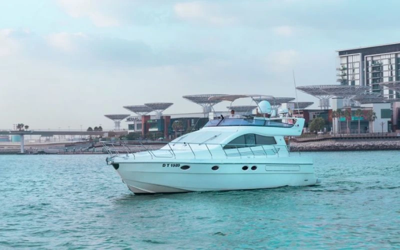 استمتع برحلة ديناميكية على متن يخت دبي الذي يبلغ طوله 36 قدماً والمقدم من Malayachts.ae، في مواجهة معالم دبي الشهيرة.
