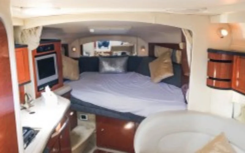 إطلالة فاخرة على سطح يخت 38 قدم أثناء الغروب - تجربة استئجار يخت في دبي