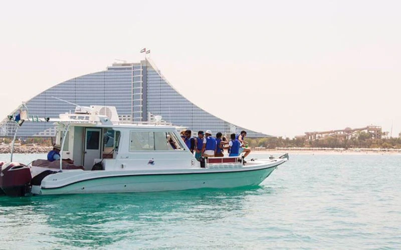 قارب سريع فاخر بطول 33 قدماً يرسو قبالة شاطئ جميرا - تأجير يخوت في دبي من مالا لليخوت