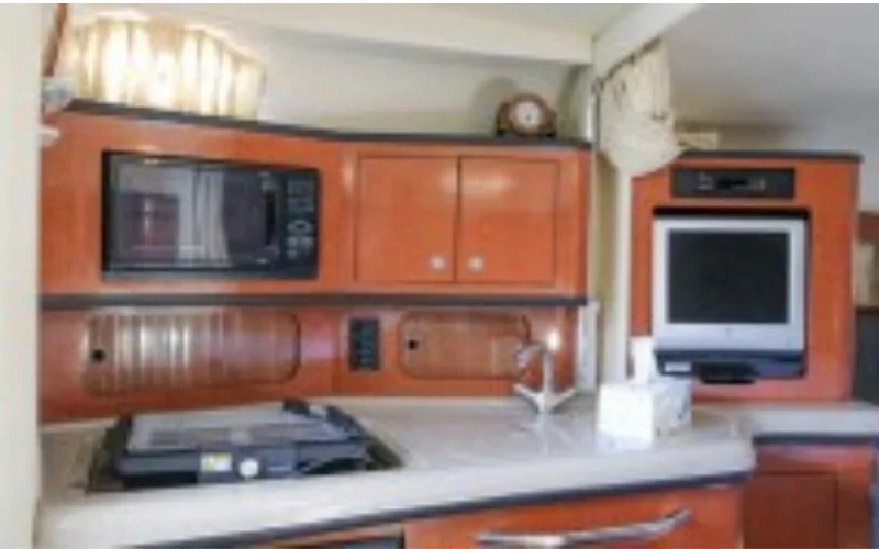 مطبخ حديث داخل يخت 38 قدم - تأجير يخوت في دبي من مالا لليخوت