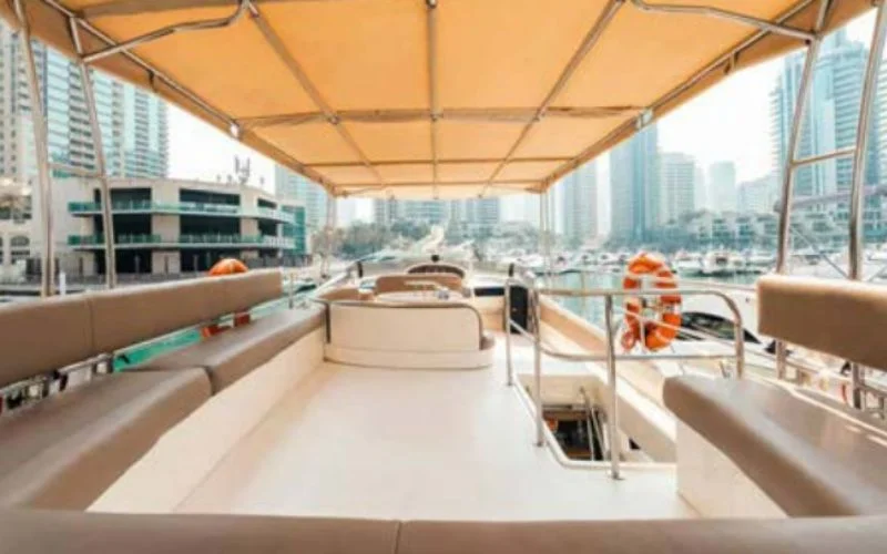 ديكور داخلي جميل ليخت ”إيتوشا“ المُعدّ للاحتفال الخاص - شركة مالا لليخوت متخصصة في تأجير اليخوت المخصصة في دبي للمناسبات.