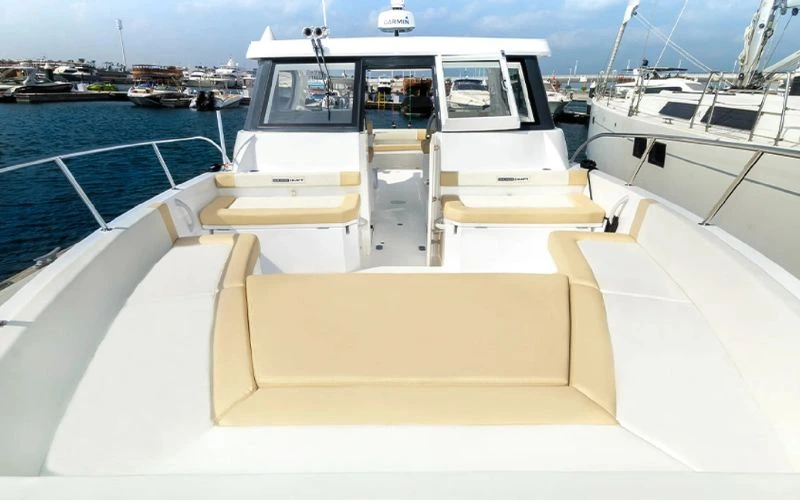 تصميم داخلي مريح ليخت Storm بطول 36 قدماً مع مقاعد أنيقة وتشطيبات عصرية - تقدم شركة مالا لليخوت خدمة تأجير يخوت حميمية في دبي للتجمعات الصغيرة.