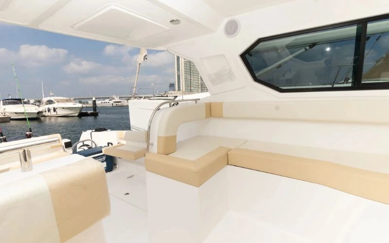 يتميز التصميم الداخلي العصري ليخت Storm بطول 36 قدم بمقاعد أنيقة وتشطيبات مصقولة - تقدم شركة مالا لليخوت خدمة تأجير يخوت فاخرة في دبي.