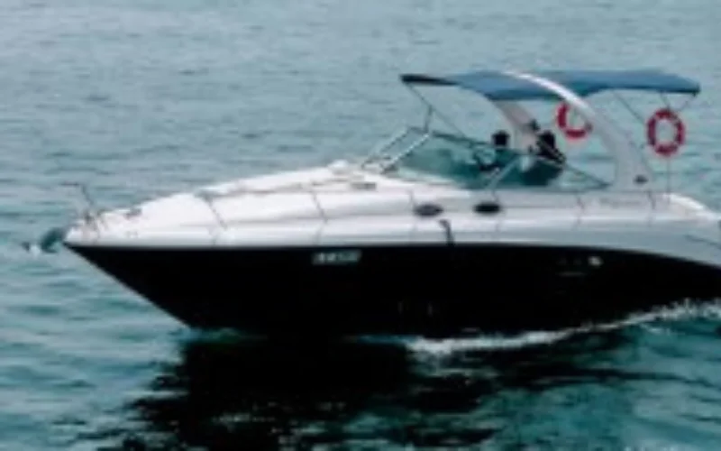 منظر خارجي ليخت طوله 38 قدماً يبحر في دبي - تأجير يخوت في دبي من مالا لليخوت